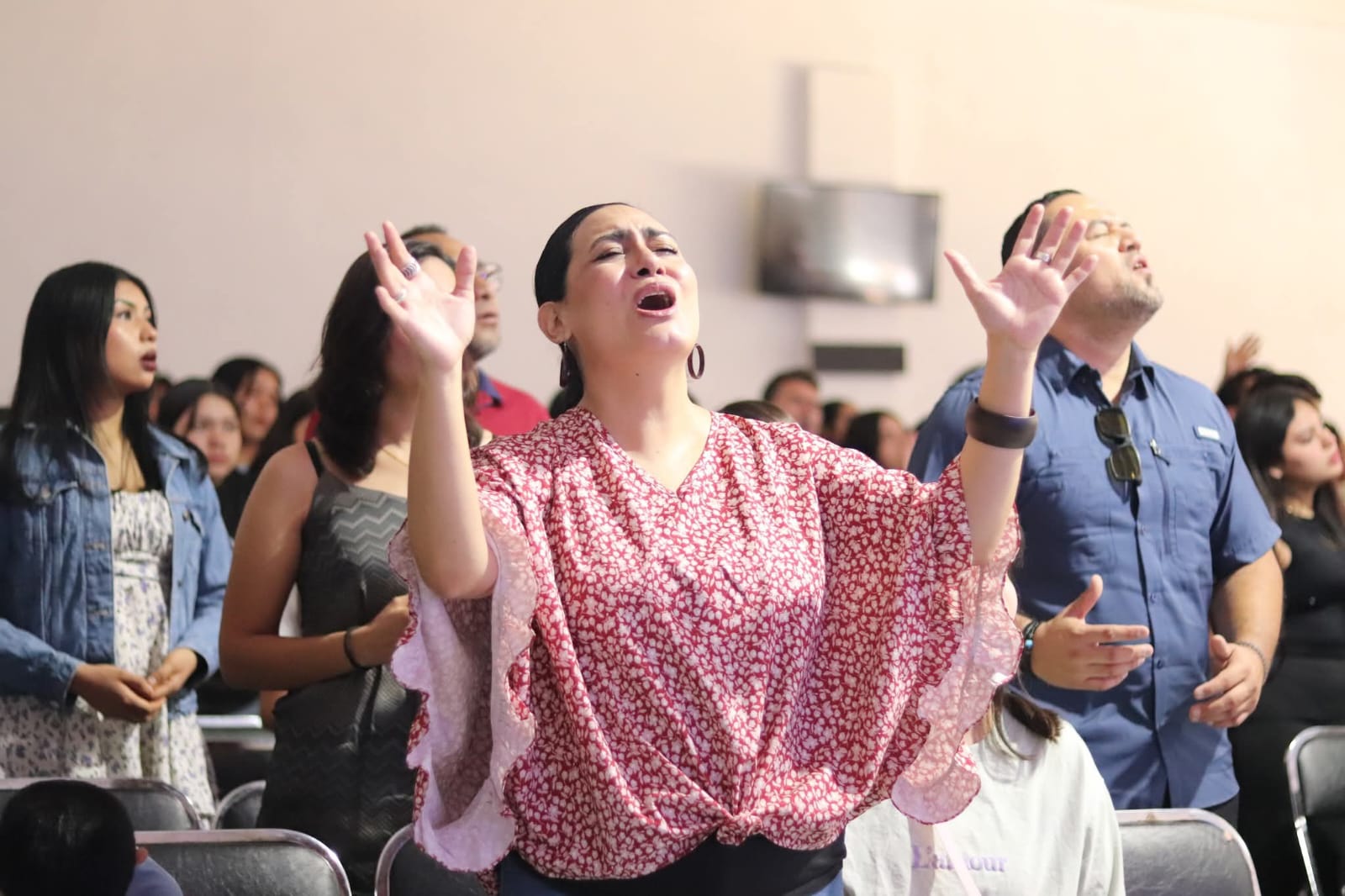 Mujer en adoración con manos levantadas